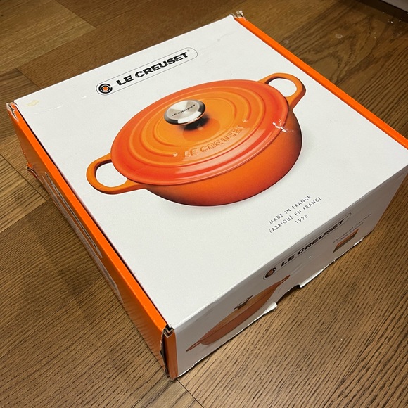 Le Creuset Enameled Cast Iron Signature Chef Dutch Oven - Sea Salt 7.5 qt - Picture 8 of 13